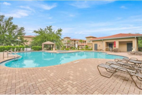 2 Bedroom Pool View Balcony Condo Close to Disney